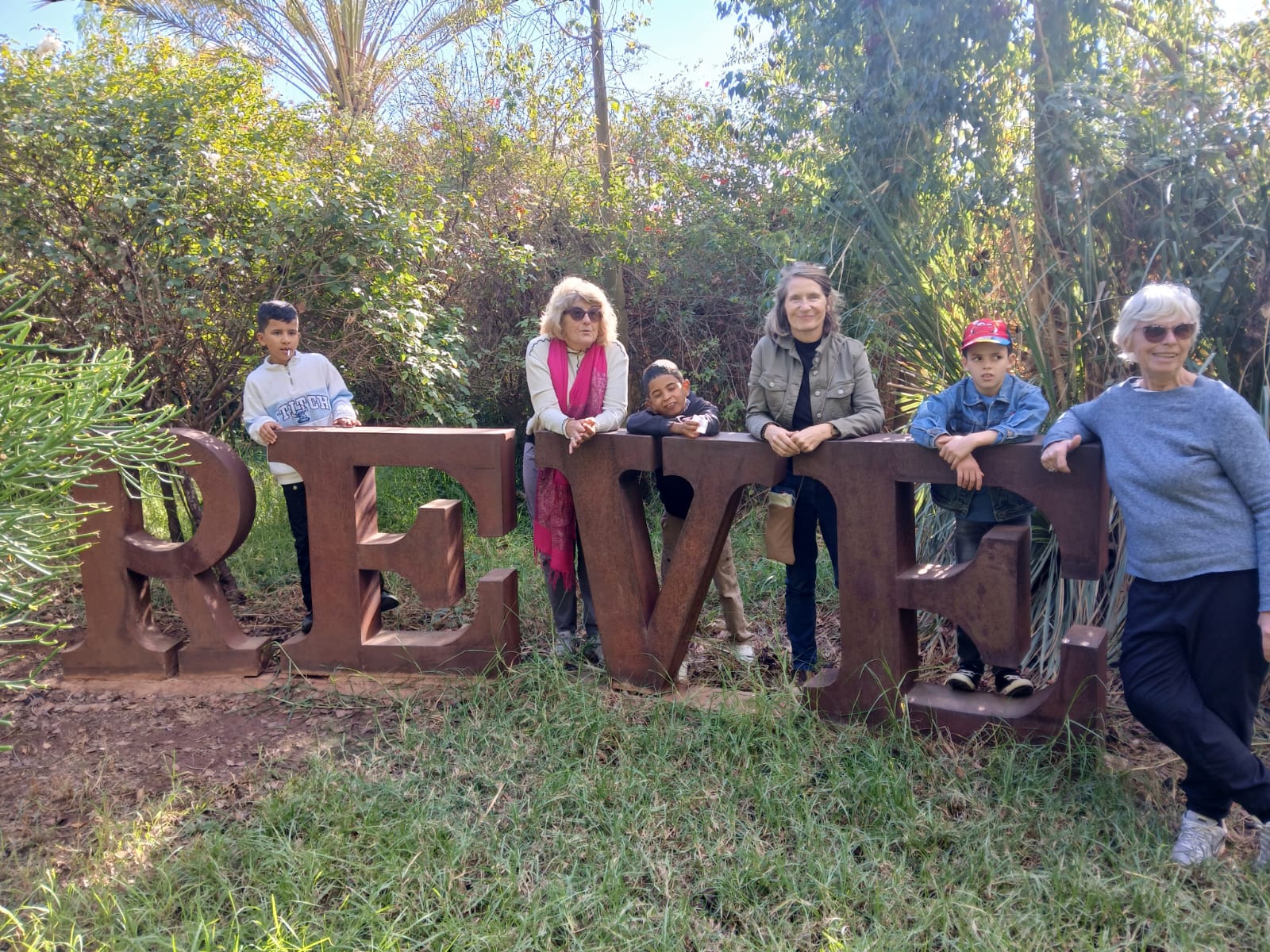 photo de benevole derrriere un panneau
