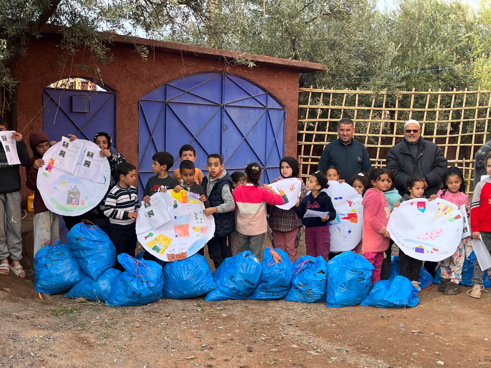 photo de groupe avec des enfants tenant des dessins sur la planète